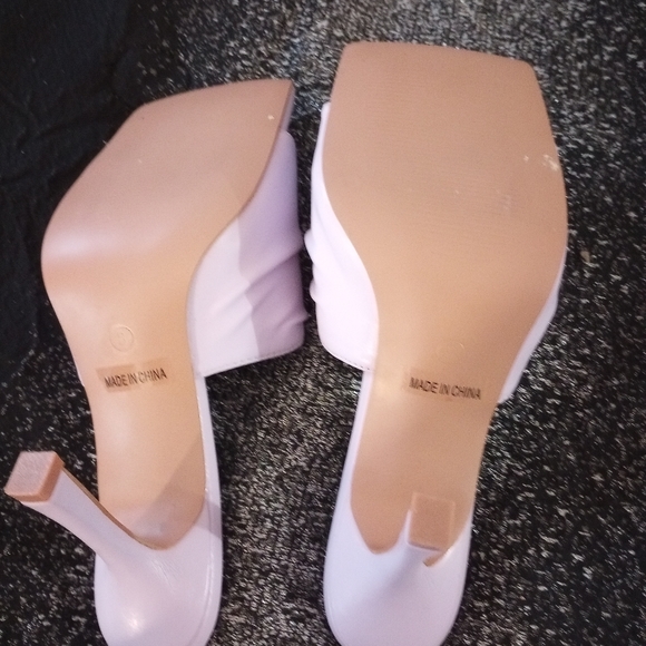 Lavender Heels - Picture 3 of 3